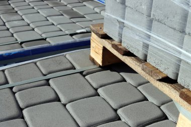 Paketlemedeki beton levhalar paletler değil