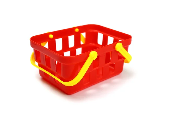 白い背景に隔離された赤いプラスチック製のスーパーマーケットのおもちゃのバスケット — ストック写真