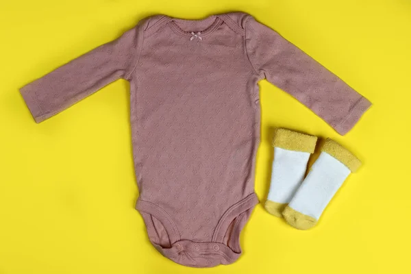 Nyfödda Baby Kläder Bodysuits Och Strumpor Ljus Bakgrund — Stockfoto