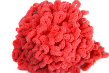 El örgüsü için pembe iplik döngüleri beyaz bir arkaplanda izole edilmiş.