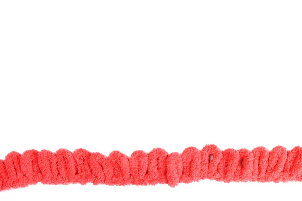 Нить с петлями для ручного вязания изолирована на белом фоне