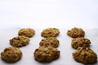 Gri arka planda kuru üzümlü ev yapımı yulaflı kurabiyeler.