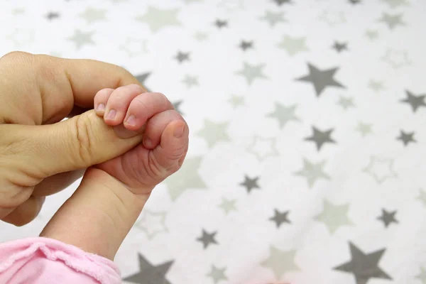 Csecsemő Egy Újszülött Aki Egy Anya Ujját Tartja Közelről — Stock Fotó
