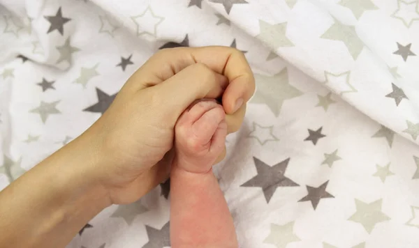 Hand Van Een Pasgeboren Baby Hand Van Moeder — Stockfoto