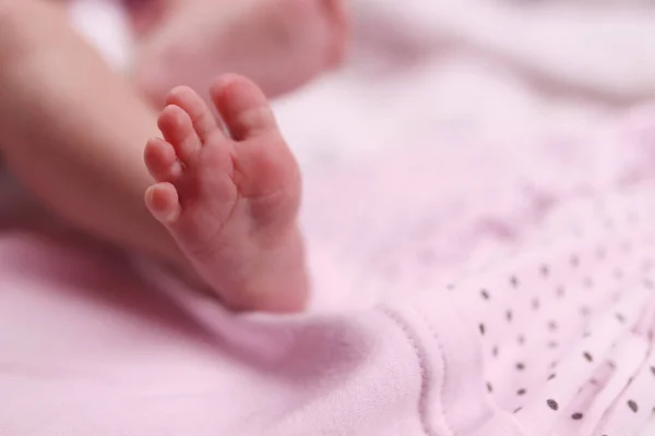 Bebek Yeni Doğmuş Bebeğin Ayağı Battaniyenin Üzerinde — Stok fotoğraf