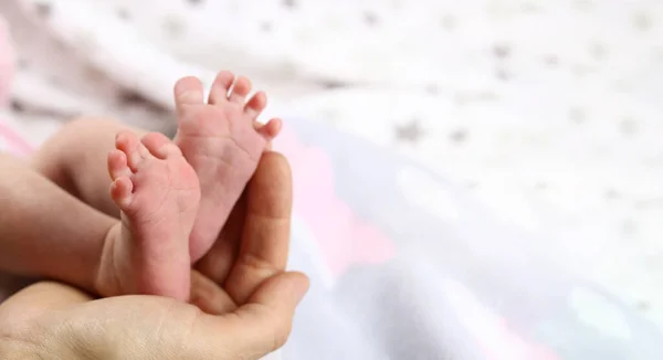 Bebek Yeni Doğmuş Bebeğin Ayakları Annenin Elinde — Stok fotoğraf