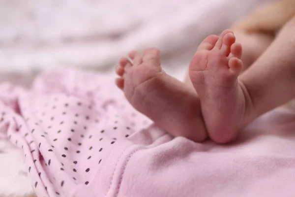 Infant Newborn Baby Feet Blanket Closeup Selective Focus — Stock Photo, Image