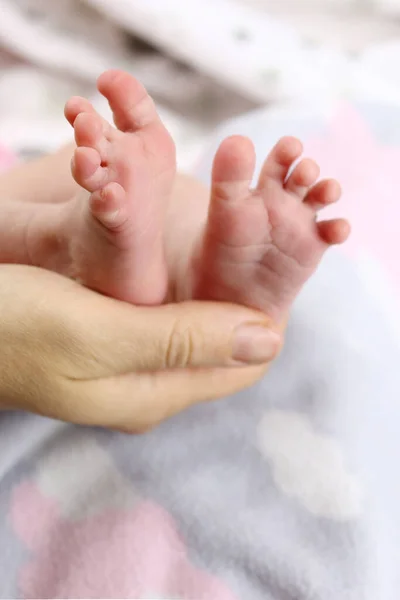 Infant Newborn Baby Feet Mother Hand Vertical — Stock Photo, Image