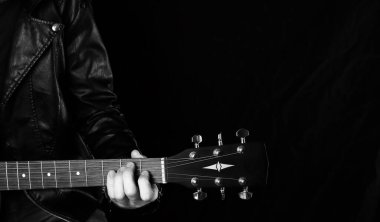 Siyah beyaz gitarlı bir müzisyen. Metnin için boşluk kopyala