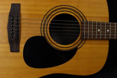 Klasik ahşap akustik gitar yakın plan, siyah arka plan, rock, country müzik konsepti