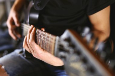 Elektro gitar çalan erkek gitarist. Seçici odak