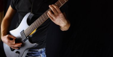 Müzisyen elektro gitar, rock konsepti, metal müzik çalıyor.