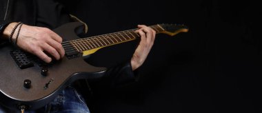 Gitarist penayla elektro gitar solosu çalıyor.