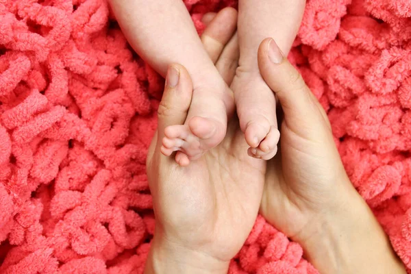 Piedi Del Bambino Nella Mano Della Madre Concetto Amore Famiglia — Foto Stock