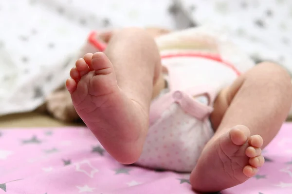 Niedliche Füße Des Neugeborenen Babys Auf Der Decke Das Konzept — Stockfoto