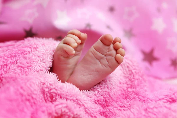 Aranyos Újszülött Lábak Takarón Szeretet Egészség Gondozás Fogalma — Stock Fotó