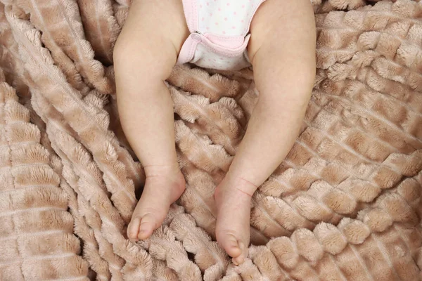 Piccoli Piedi Del Bambino Primo Piano Una Coperta — Foto Stock