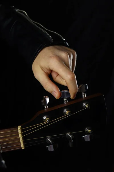 ミュージシャン ギター プレイヤーはギターと手を黒の背景で — ストック写真