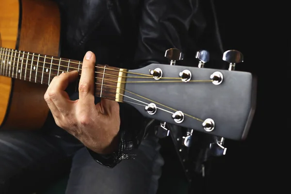 Музикант Гітарою Чорному Тлі Шкіряній Куртці — стокове фото