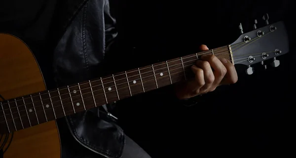 Musicien Avec Une Guitare Sur Fond Noir Dans Une Veste — Photo