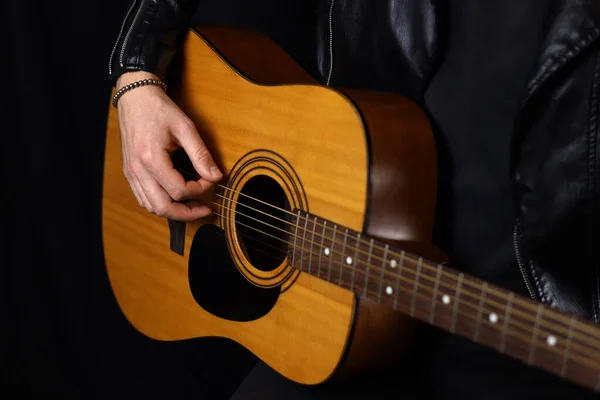 Mano Hombre Tocando Guitarra Acústica Cerca — Foto de Stock