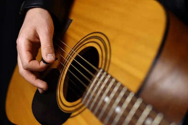 Mano Hombre Tocando Guitarra Acústica Cerca — Foto de Stock