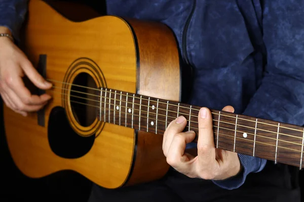 Man Die Akoestische Gitaar Speelt Een Zwarte Achtergrond — Stockfoto