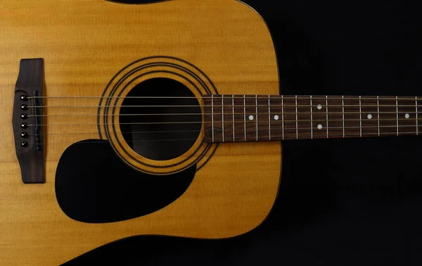 Klasyczne Drewniane Zbliżenie Gitary Akustycznej Czarnym Tle Rock Country Koncepcja — Zdjęcie stockowe
