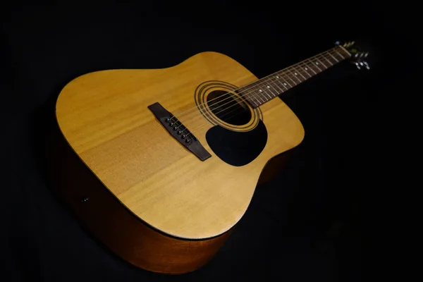 Klasyczne Drewniane Zbliżenie Gitary Akustycznej Czarnym Tle Rock Country Koncepcja — Zdjęcie stockowe
