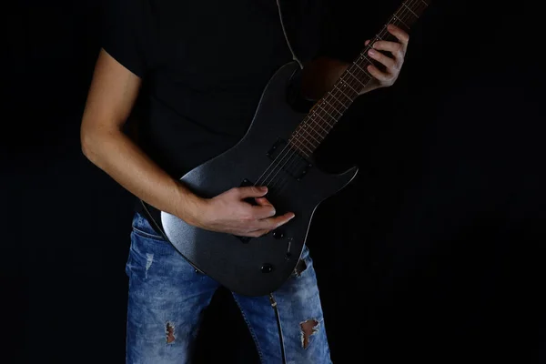 Молодий Гітарист Розміщує Електрогітару Чорному Фоні — стокове фото