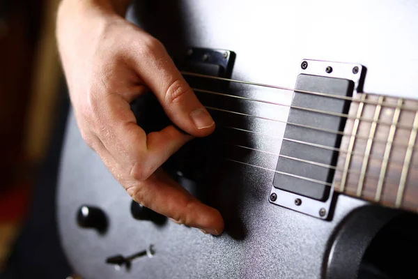 Guitarrista Masculino Tocando Guitarra Eléctrica —  Fotos de Stock