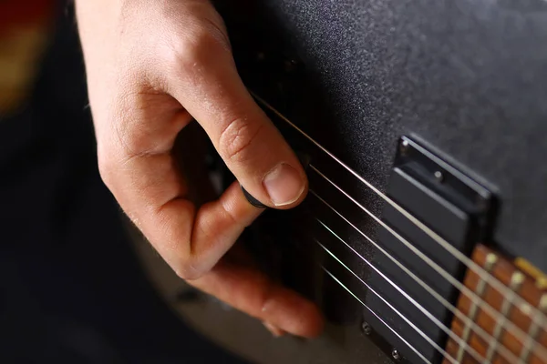Guitarrista Masculino Tocando Guitarra Eléctrica —  Fotos de Stock