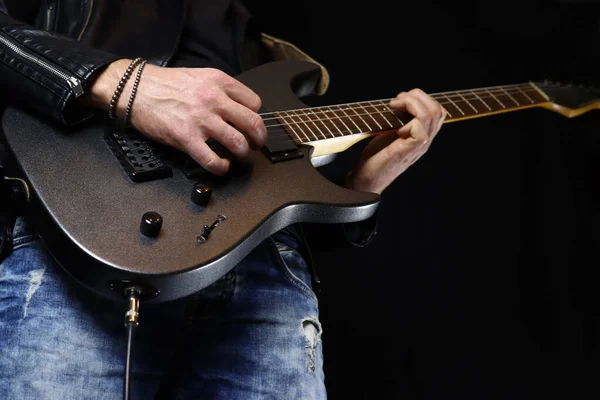 Guitarrista Músico Una Chaqueta Cuero Tocando Guitarra Eléctrica — Foto de Stock