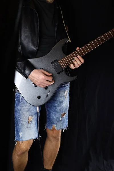 Guitarrista Músico Una Chaqueta Cuero Tocando Guitarra Eléctrica Sobre Fondo — Foto de Stock