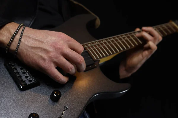 Gitarrist Spelar Elektrisk Gitarr Solo Med Hacka Svart Bakgrund — Stockfoto