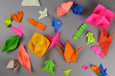 Origami gri bir masanın üzerindeki kağıttan el sanatları