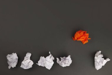 Gri bir masa üzerinde parlak fikir kırışmış kağıtlar konsepti