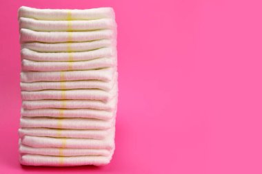 Pembe arka planda tek kullanımlık bebek bezleri, metin için kopyalama alanı