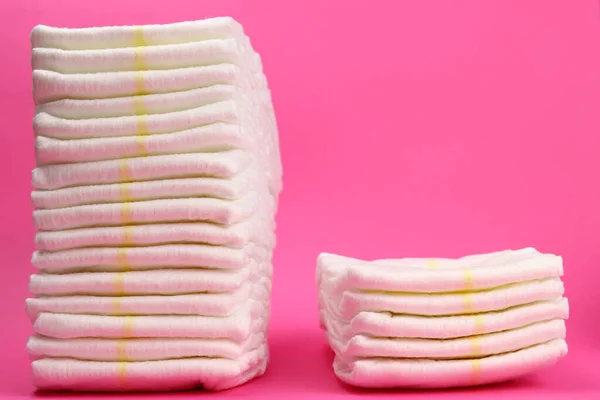 Pannolini Usa Getta Una Pila Uno Sfondo Rosa — Foto Stock