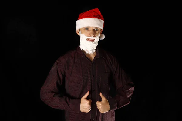 Papai Noel Com Uma Barba Espuma Barbear Uma Camisa Mostrando — Fotografia de Stock