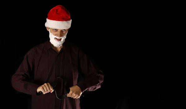 Mauvais Père Noël Avec Une Barbe Mousse Raser Tient Une — Photo