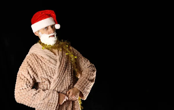 Bad Santa Med Skägg Raklödder Housecoat Svart Bakgrund — Stockfoto