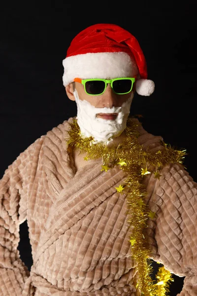 Bad Santa Med Skägg Raklödder Housecoat Svart Bakgrund — Stockfoto