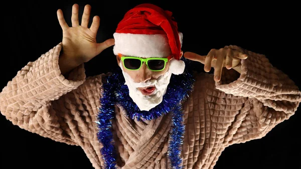 Bad Crazy Santa Capriolen Met Een Baard Scheerschuim Een Zonnebril — Stockfoto