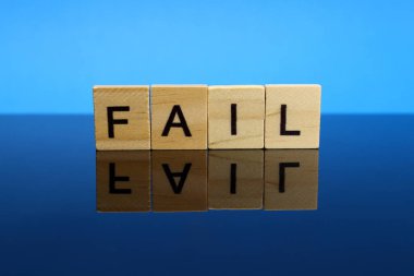 Ayna yüzeyindeki ahşap harflerden yapılmış başarısız sözcük