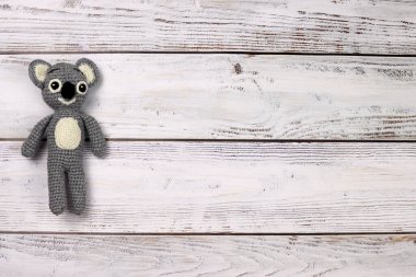 Açık ahşap zemin üzerine örülmüş oyuncak Koala metin için bedava kopya alanı