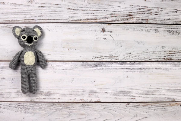 Stickad Leksak Koala Ljus Trä Bakgrund Med Gratis Kopia Utrymme — Stockfoto
