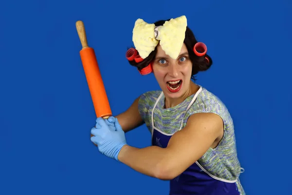 Angry Young Housewife Curlers Holding Rolling Pin Domestic Violence — Stock Photo, Image