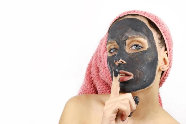 Kil Kozmetik Maskeli Çekici Bir Kızın Portresi Spa Prosedürleri — Stok fotoğraf
