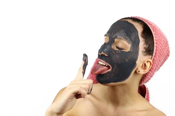 Flicka Med Lera Kosmetisk Mask Ansiktet Gör Ansikten Spabehandlingar Isolerad — Stockfoto